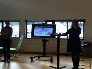 Ulrike presenterar boka si. Bilde: Anne-Grethe Naustdal